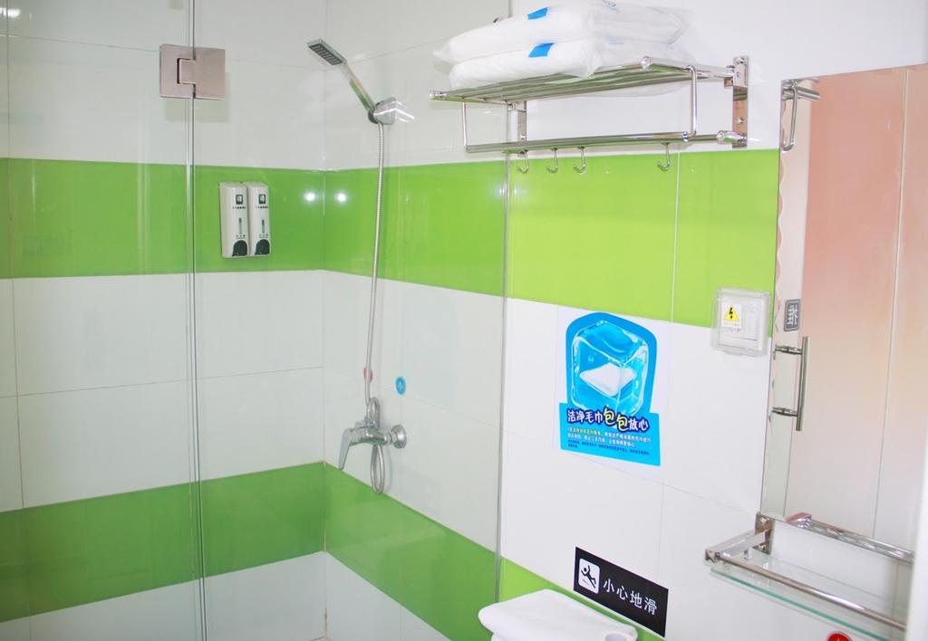 7Days Inn Chongqing Jiefangbei Jiaochangkou Subway Station מראה חיצוני תמונה