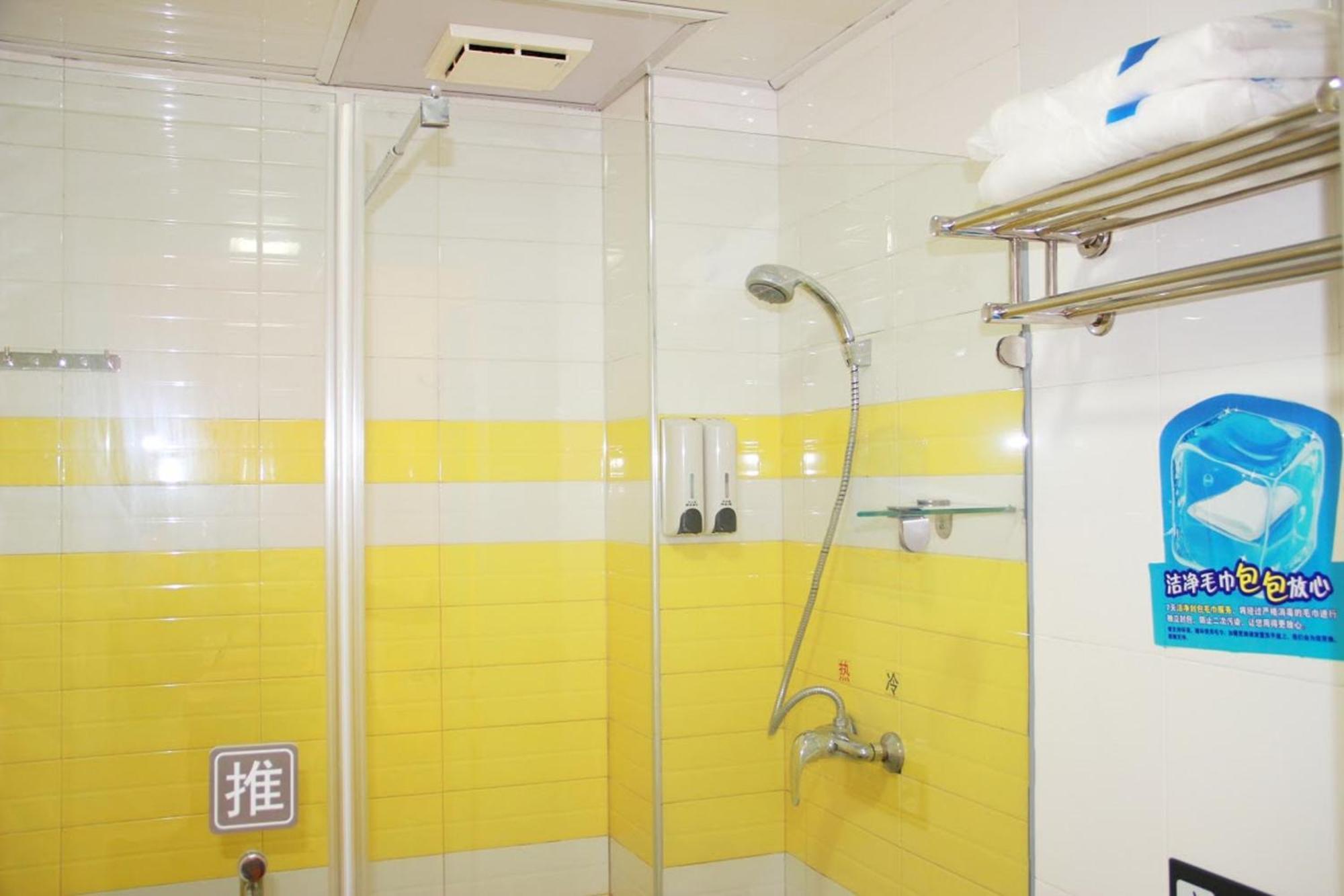 7Days Inn Chongqing Jiefangbei Jiaochangkou Subway Station מראה חיצוני תמונה
